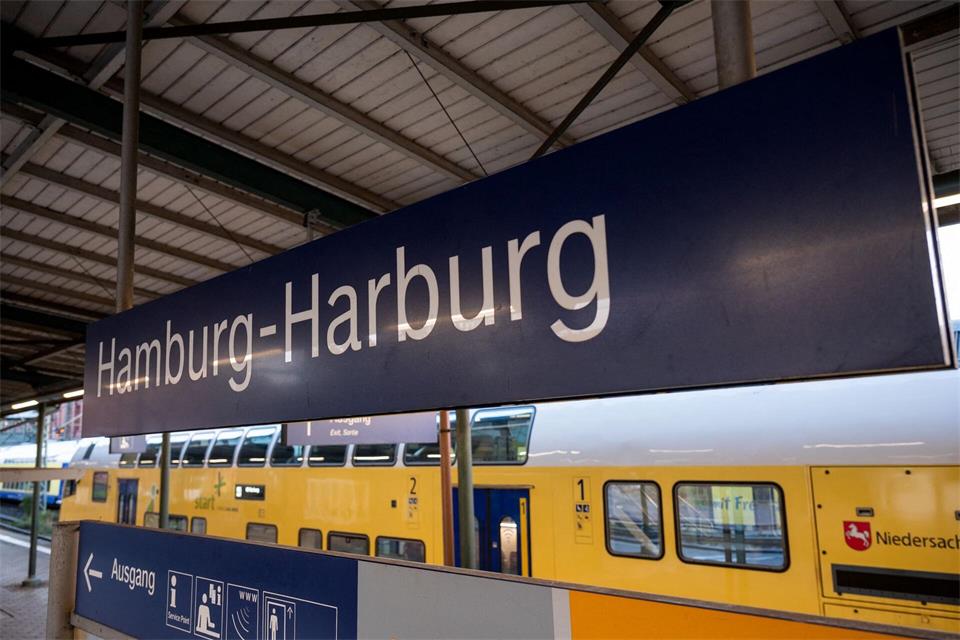 Hamburg-Harburg ist in den kommenden Wochen für viele Pendler aus Niedersachsen nach Hamburg Start- und Endstation. Danach gehts mit der S-Bahn weiter. Daniel Bockwoldt/dpa