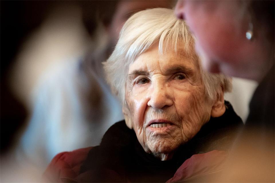 Hamburg ehrt die 2021 verstorbene Holocaust-Überlebende Esther Bejarano.Christian Charisius/dpa Pool/dpa