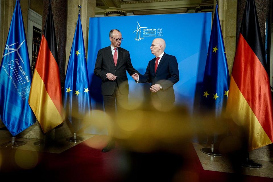 Hamburg kann nach Ansicht von Bürgermeister Tschentscher (r, mit Bundeskanzler Merz) als Veranstaltungsort des Nordsee-Gipfels von den dort gefassten Beschlüssen profitieren.Kay Nietfeld/dpa