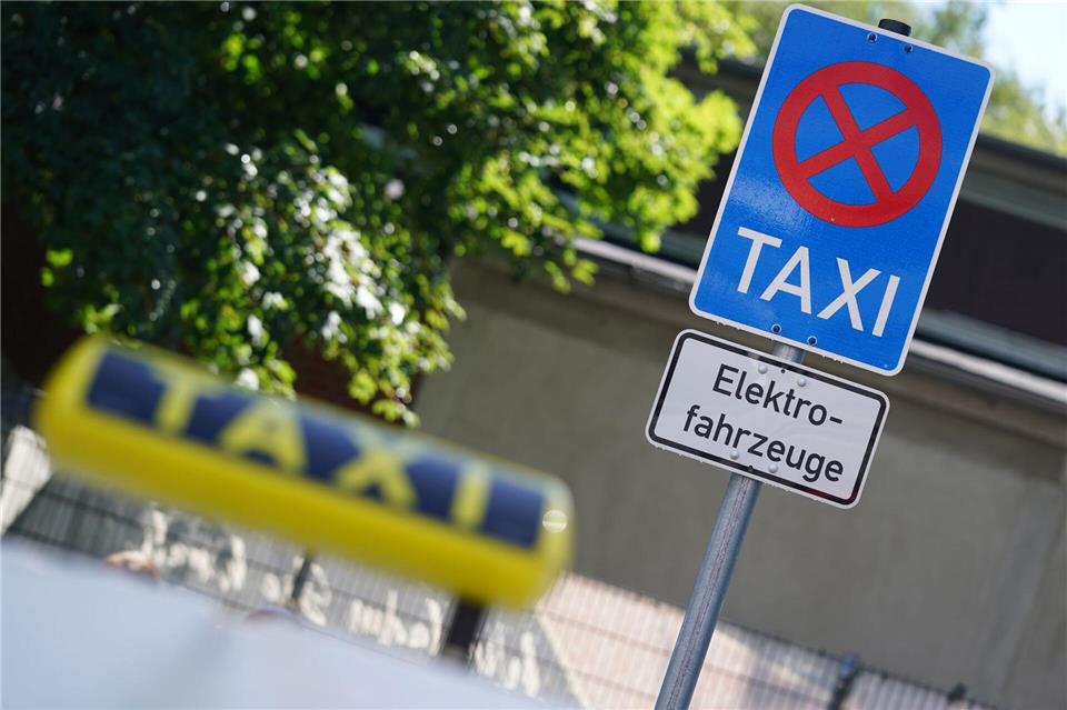Hamburg unterstützt Taxiunternehmer beim Wechsel von einem herkömmlichen Verbrenner auf ein E-Fahrzeug mit einem weiteren Förderprogramm. (Archivbild)Marcus Brandt/dpa