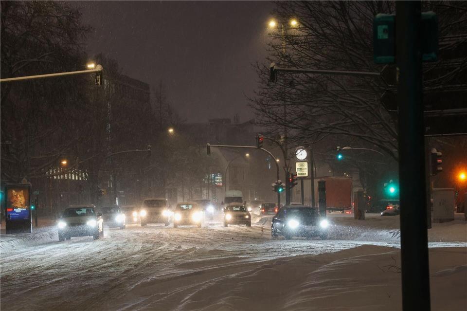 Hamburger Straßen waren und sind mancherorts mit Schnee bedeckt. Christian Charisius/dpa