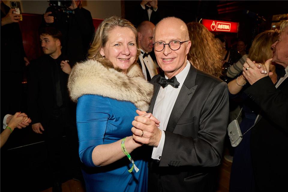 Hamburger können auch feiern, sagt Bürgermeister Peter Tschentscher (SPD). Er tanzte mit Kathrin Wirth-Ueberschär, Hoteldirektorin Reichshof, beim „Ahoi“-Neujahrsempfang.Georg Wendt/dpa