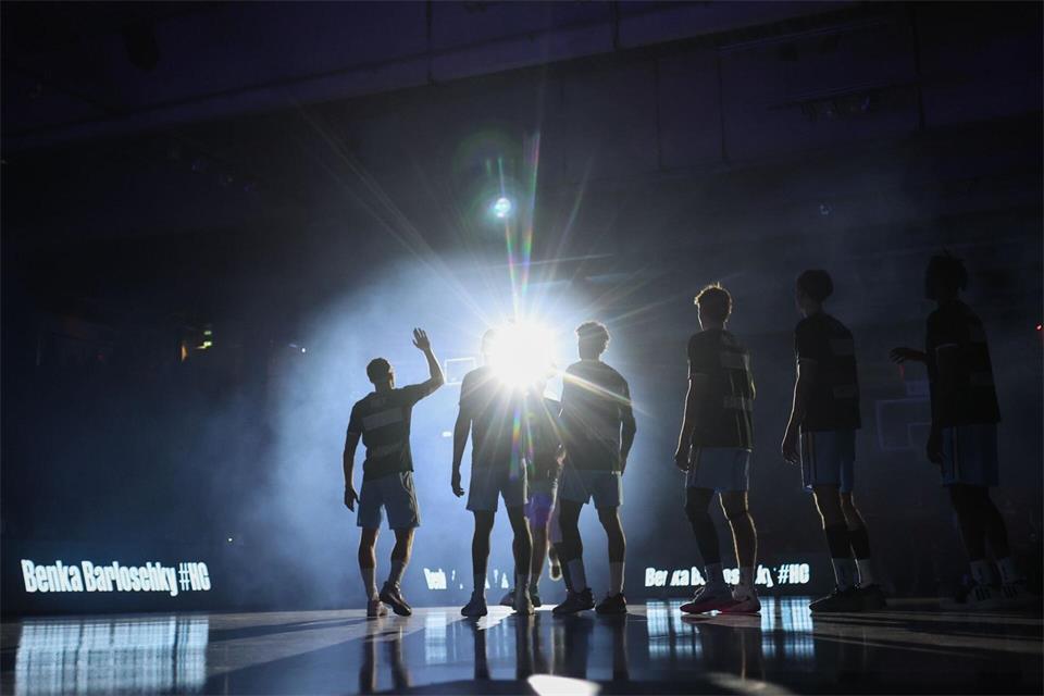 Hamburgs Basketballer laufen in die Inselpark Arena ein. (Archivbild)Christian Charisius/dpa