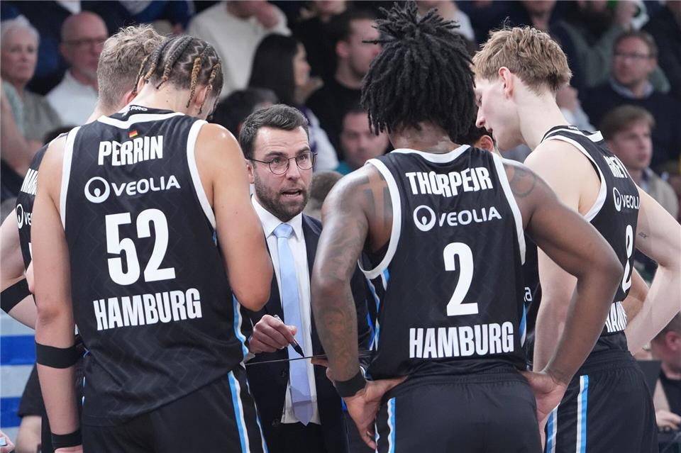 Hamburgs Basketballer und ihr Trainer Benka Barloschky. (Archivbild)Marcus Brandt/dpa