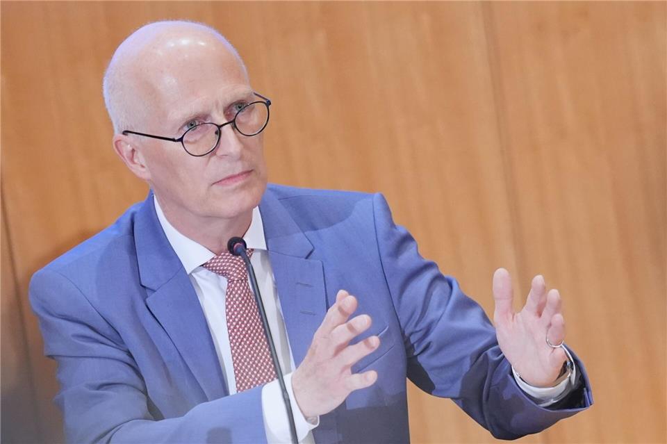 Hamburgs Bürgermeister Peter Tschentscher (SPD) hat einen raschen Ausbau der Stromnetze und dabei vor allem der Übertragungsnetze gefordert. (Archivbild)Marcus Brandt/dpa