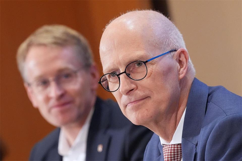 Hamburgs Bürgermeister Peter Tschentscher (r) und Schleswig-Holsteins Ministerpräsident Daniel Günther sind für eine Stromzone Nord mit Skandinavien.Marcus Brandt/dpa