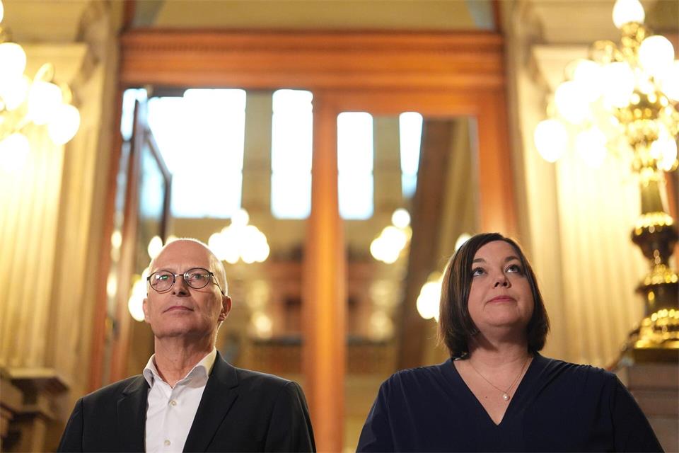 Hamburgs Bürgermeister Peter Tschentscher und die Zweite Bürgermeisterin Katharina Fegebank könnten einer Umfrage zufolge weitermachen. (Archivbild)Marcus Brandt/dpa