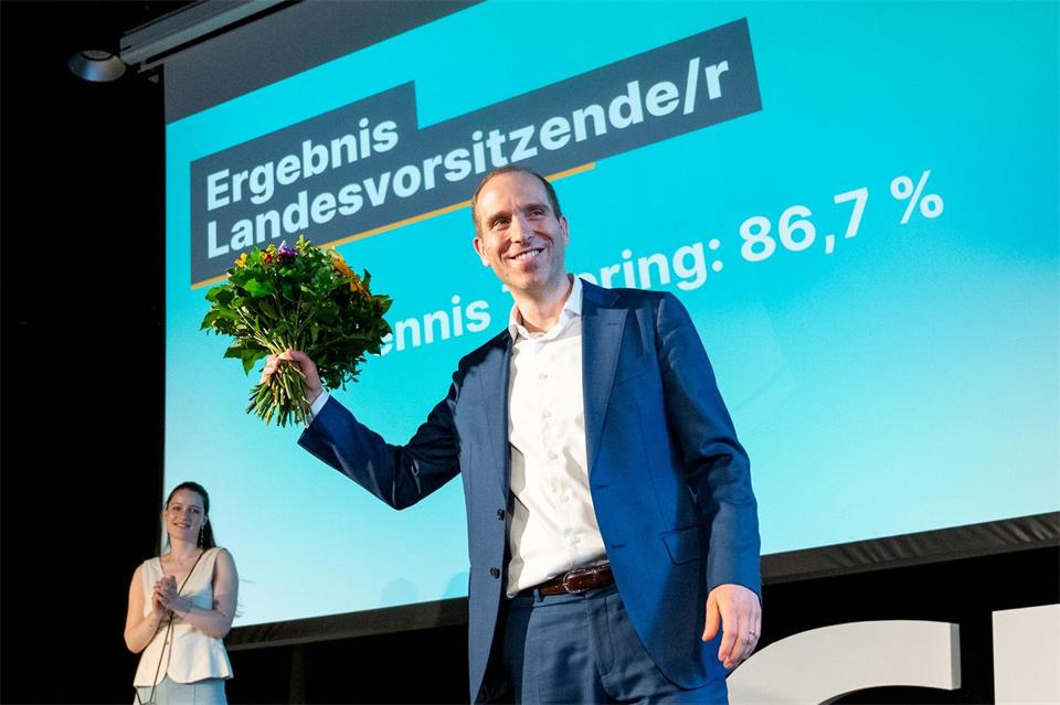 Hamburgs CDU-Oppositionsführer Dennis Thering will bei schweren und schwersten Straftaten die Strafmündigkeit von derzeit 14 auf 12 Jahre senken. Außerdem sollen Heranwachsende im Alter von 18 bis 21 Jahren in solchen Fällen nur noch ausnahmsweise nach dem Jugendstrafrecht abgeurteilt werden.Daniel Bockwoldt/dpa