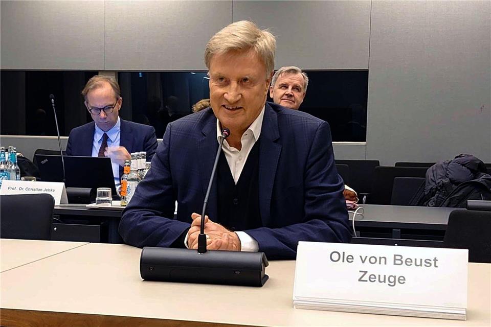 Hamburgs Ex-Bürgermeister Ole von Beust (CDU) hat während seiner Amtszeit nach eigenen Angaben keine Kenntnisse von den Cum-Ex-Geschäften der HSH Nordbank gehabt. Martin Fischer/dpa