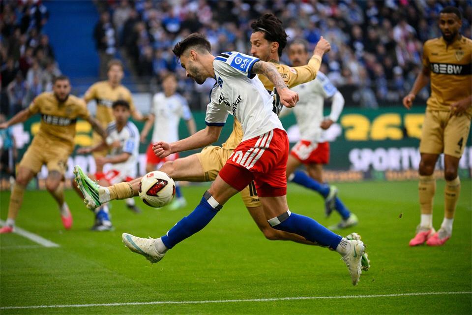Hamburgs Fabio Vieira flankt den Ball auf das Stuttgarter Tor.Gregor Fischer/dpa