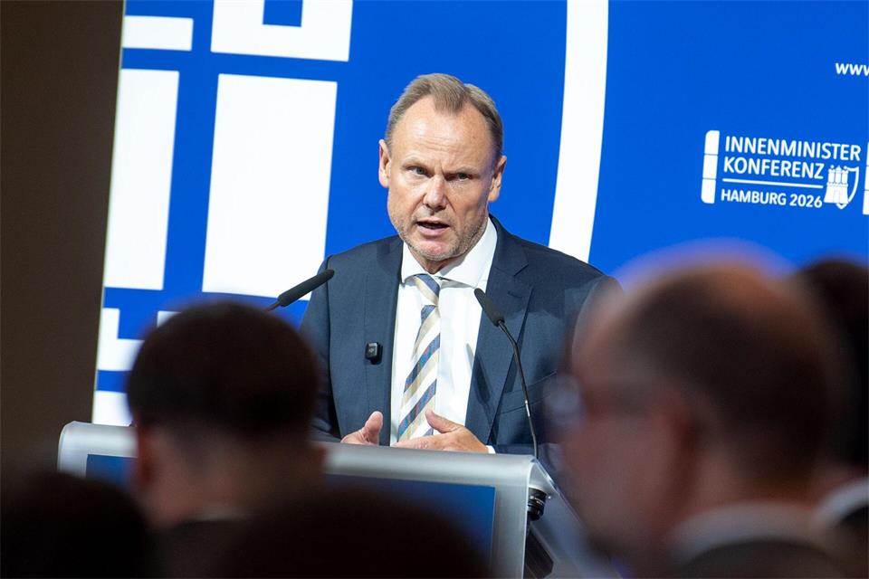 Hamburgs Innensenator befürwortet den Vorschlag, ein AfD-Verbotsverfahren zu prüfen. (Archivbild)Daniel Bockwoldt/dpa