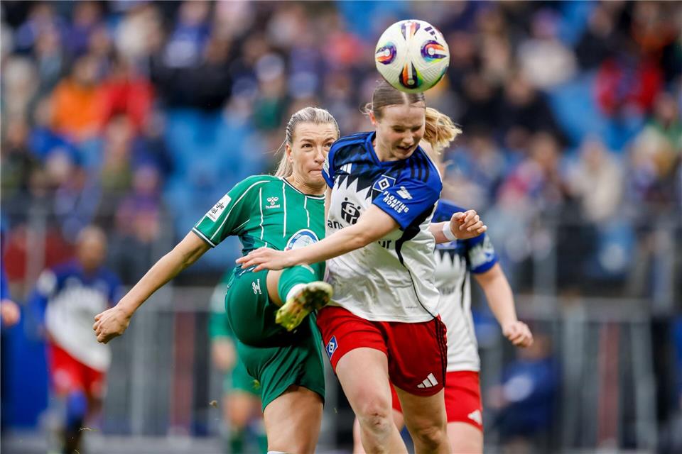 Hamburgs Jonna Wrede klärt vor der Bremerin Medina Desic (l).Philipp Szyza/dpa