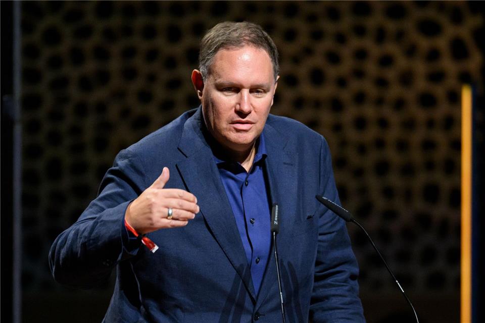 Hamburgs Kultursenator Carsten Brosda (SPD) hat in Erinnerung an die Pogromnacht vor 87 Jahren ermahnt, dass das heutige Gedenken an die Vergangenheit gleichzeitig eine Mahnung an die Gegenwart sei. (Archivbild) Gregor Fischer/dpa