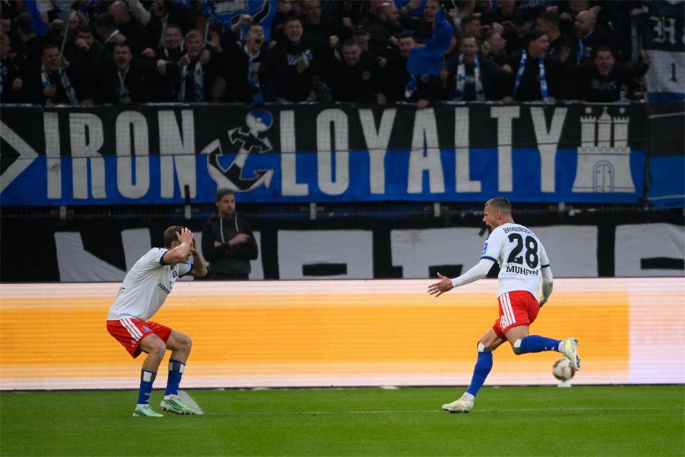 Hamburgs Miro Muheim (r) jubelt nach seinem Treffer zum 1:0.Gregor Fischer/dpa