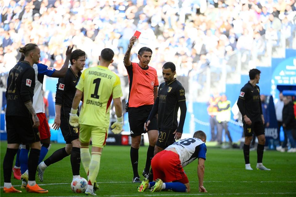 Hamburgs Miro Muheim sah die Rote Karte. Gregor Fischer/dpa