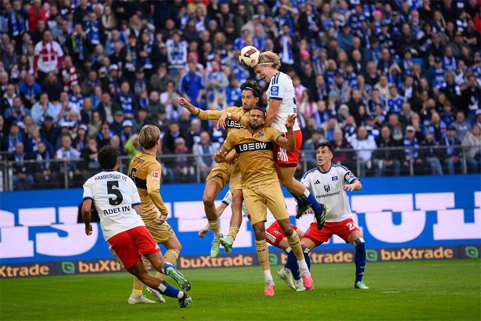 Hamburgs Sebastiaan Bornauw köpft den Ball auf das Tor.Gregor Fischer/dpa