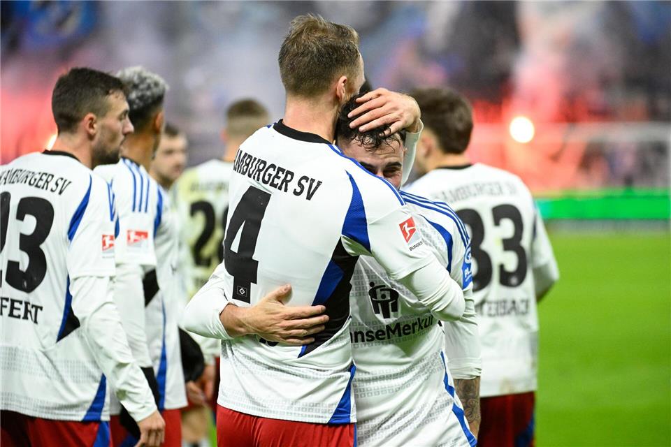 Weiter Krisenmodus: HSV gegen Schalke nur 2:2 Hamburgs Sebastian Schonlau nimmt Marco Richter nach dessen Treffer zum 1:0 in den Arm.Gregor Fischer/dpa