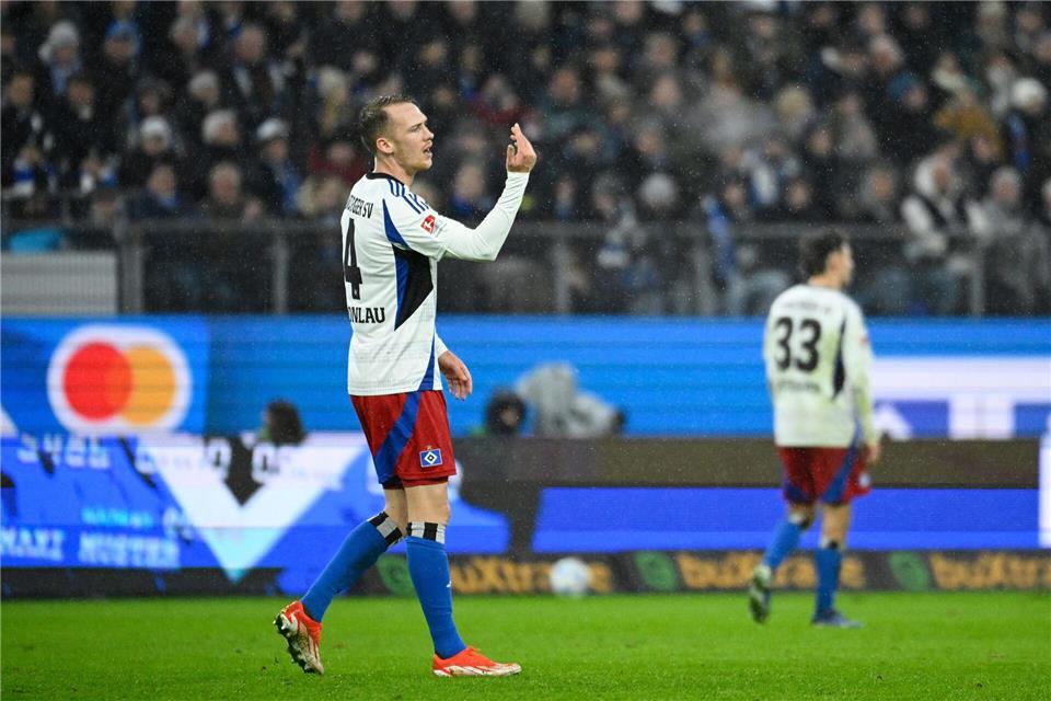 Weiter Krisenmodus: HSV gegen Schalke nur 2:2 Hamburgs Sebastian Schonlau versucht seine Mannschaft nach dem Schalker Ausgleich zu motivieren.Gregor Fischer/dpa