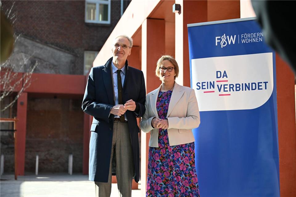 Hamburgs Sozialsenatorin Melanie Schlotzhauer (SPD, r) und Arne Nilsson, Geschäftsführer des städtischen Sozialunternehmens Fördern & Wohnen (F&W), haben die umgebaute Unterkunft am Montag besucht.Leonie Asendorpf/dpa