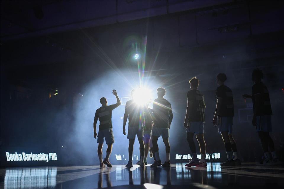 Hamburgs Spieler kommen vor Spielbeginn in die Halle.Christian Charisius/dpa
