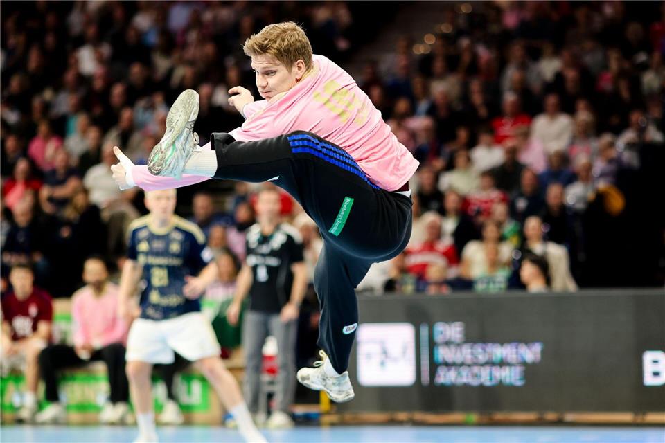 Hamburgs Torwart Robin Haug springt.Frank Molter/dpa