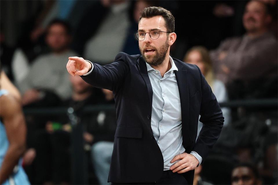 Hamburgs Trainer Benka Barloschky gestikuliert am Spielfeldrand.Christian Charisius/dpa