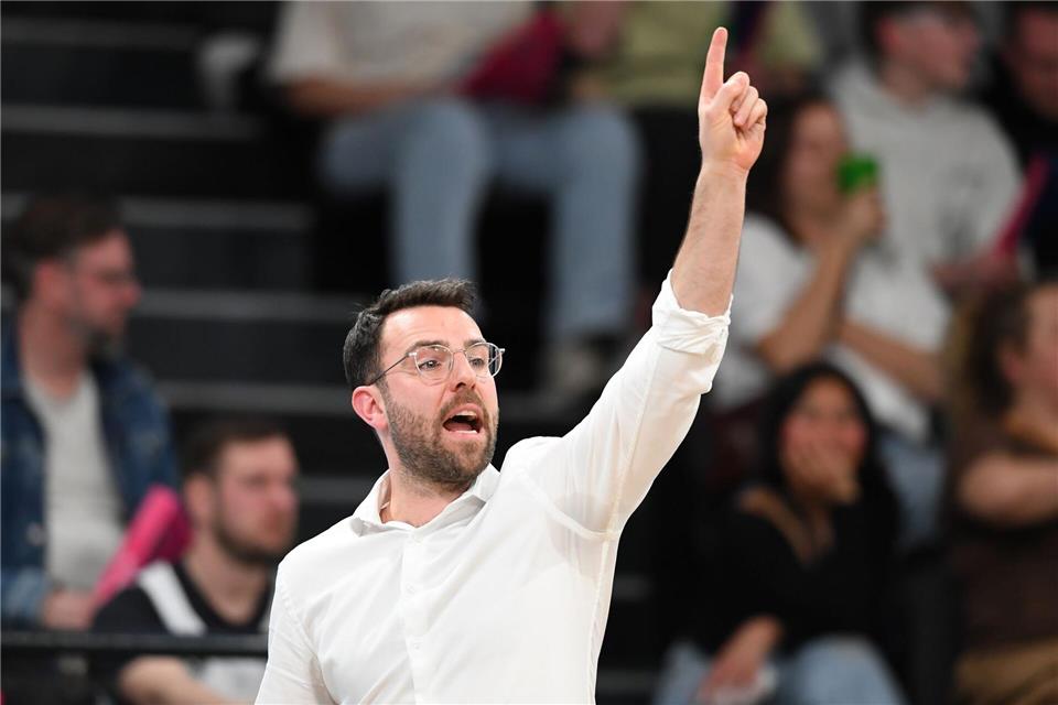 Hamburgs Trainer Benka Barloschky gibt am Spielfeldrand Anweisungen.Michael Schwartz/dpa