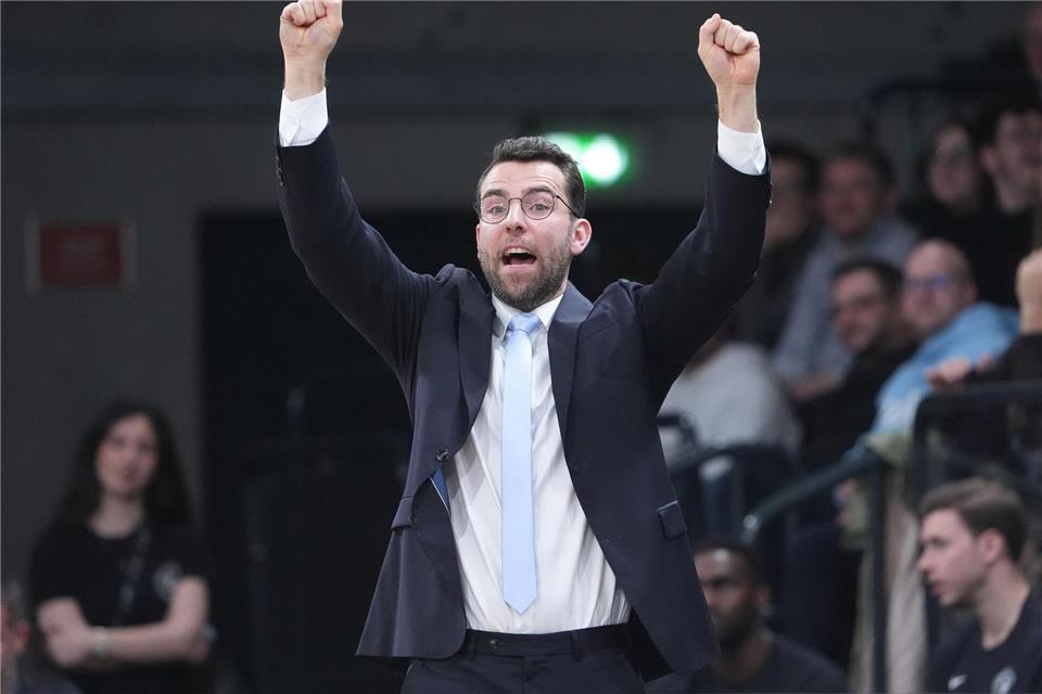 Hamburgs Trainer Benka Barloschky hat Grund zum Jubeln. (Archivbild)Marcus Brandt/dpa