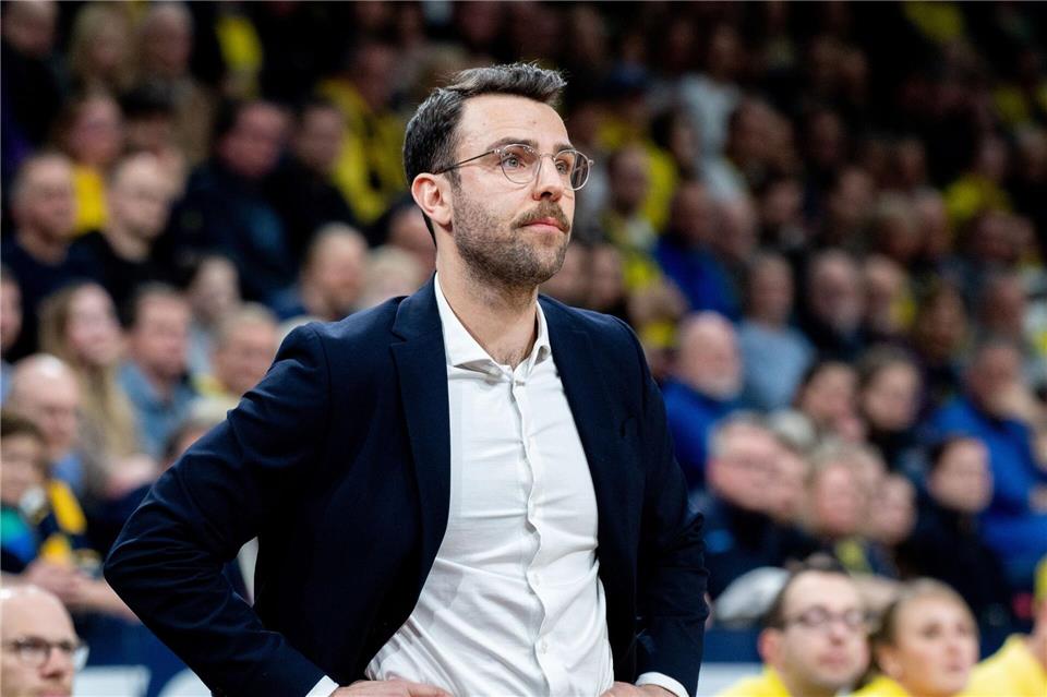 Hamburgs Trainer Benka Barloschky steht enttäuscht am Spielfeldrand. (Archivbild)Hauke-Christian Dittrich/dpa