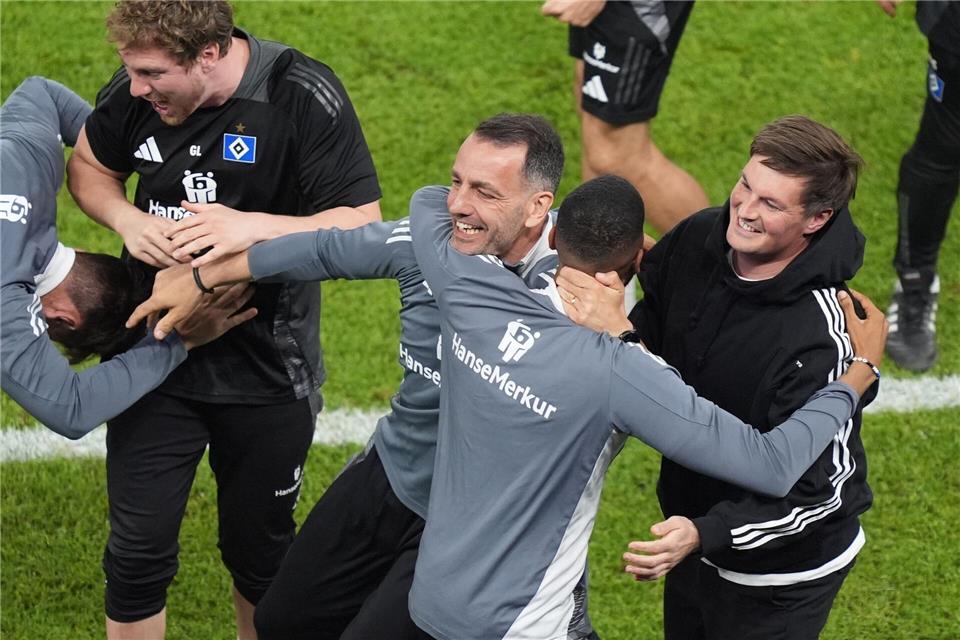 Hamburgs Trainer Merlin Polzin (r) jubelt mit seinem Team kurz vor dem perfekten Aufstieg.Marcus Brandt/dpa
