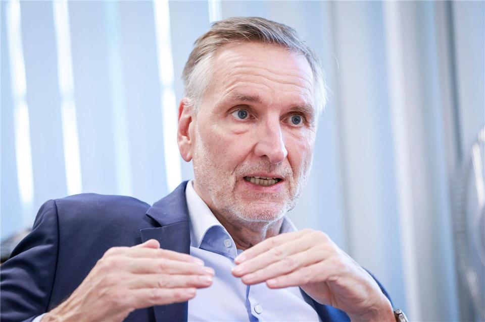 Hamburgs Verfassungsschutzchef Torsten Voß sagt, auch nach dem IZH-Verbot gebe es noch iranische Geheimdiensttätigkeiten. (Archivbild) Christian Charisius/dpa
