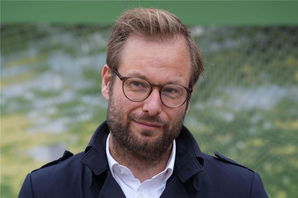 Hamburgs Verkehrssenator Anjes Tjarks (Grüne) warnt vor den Folgen steigender Trassenpreise für den öffentlichen Nahverkehr. (Archivbild)Marcus Brandt/dpa