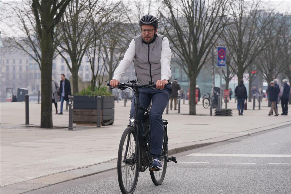 Hamburgs Verkehrssenator fordert einen besseren Schutz für Fahrradfahrer vor Unfällen durch unachtsam geöffnete Autotüren. (Archivbild)Marcus Brandt/dpa