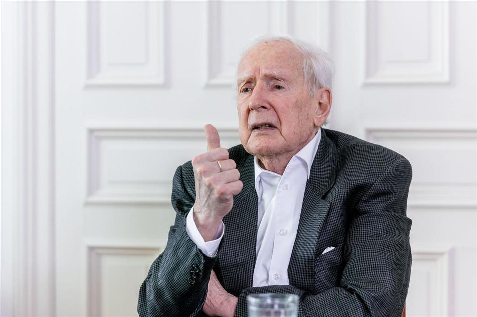 Hamburgs früherer Bürgermeister Klaus von Dohnanyi (SPD) hält die Städtepartnerschaft Hamburgs mit der russischen Stadt St. Petersburg gerade in diesen Zeiten für wichtig. (Archivbild)Markus Scholz/dpa
