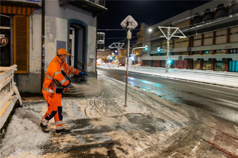 Hamburgs rot-grüner Senat hat angesichts der Schneemassen in einer Allgemeinverfügung den Einsatz von Streusalz auf Gehwegen erlaubt. Die Erlaubnis gilt vorerst bis zum 21. Januar. (Symbolbild) Philipp von Ditfurth/dpa