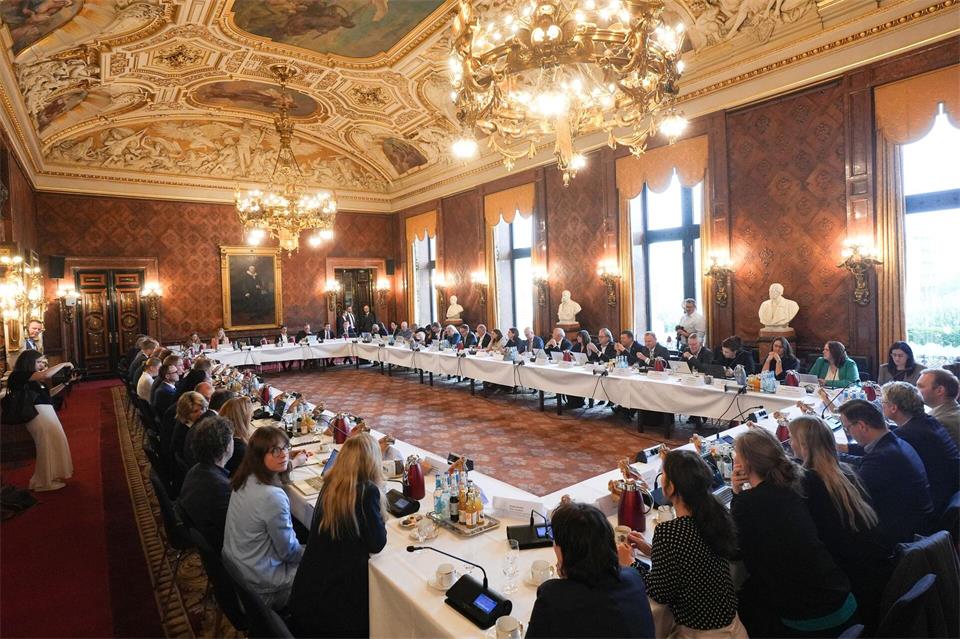 Hamburgs rot-grüner Senat und Schleswig-Holsteins schwarz-grüne Landesregierung haben sich im Haburger Rathaus zu einer gemeinsamen Kabinettssitzung getroffen.Marcus Brandt/dpa