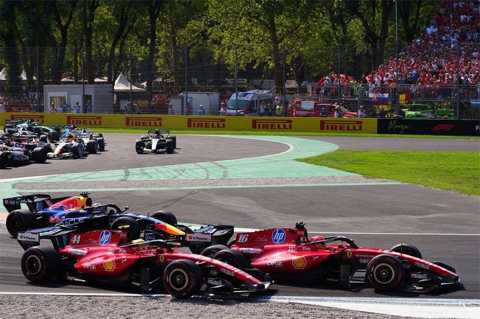 Hamilton (2.v.r) und sein Teamkollege Leclerc geraten in der ersten Schikane aneinander. (Archivbild)Bradley Collyer/PA Wire/dpa