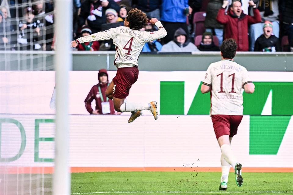 Han-Noah Massengo hebt nach seinem 1:0 jubelnd ab - zum Sieg reichte sein Kopfballtor für den FC Augsburg aber nicht. Harry Langer/dpa