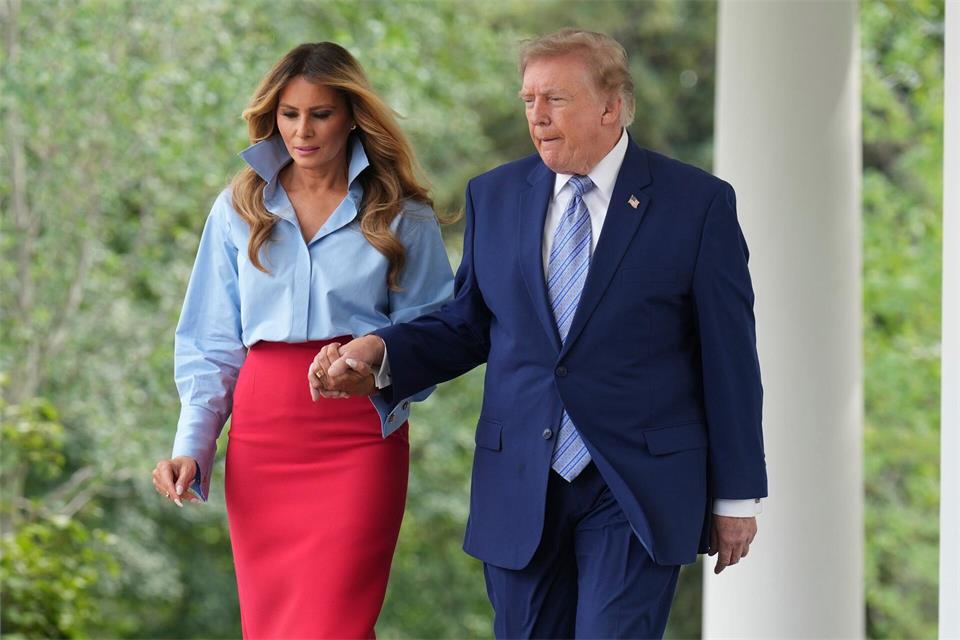 Hand in Hand gehen Donald und Melania Trump im Rosengarten des Weißen Hauses.Jacquelyn Martin/AP/dpa