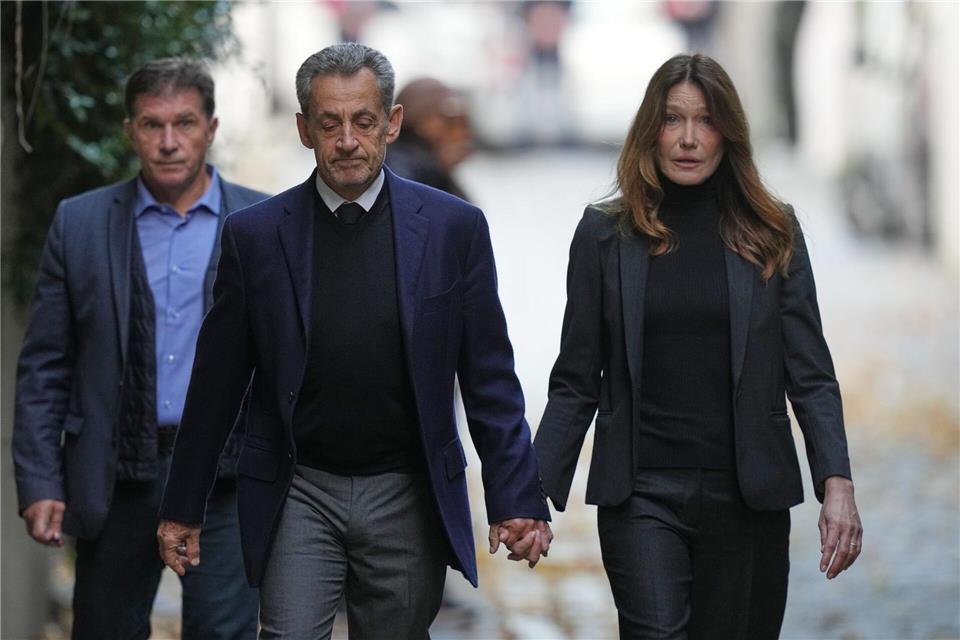 Hand in Hand ins GefängnisThibault Camus/AP/dpa