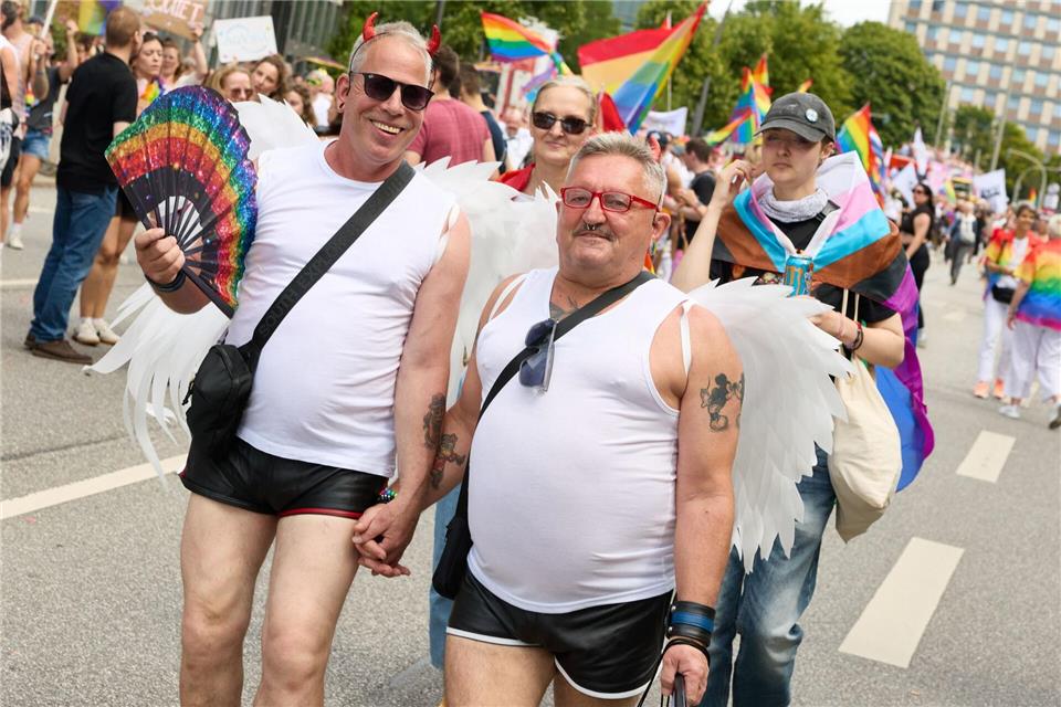 Hand in Hand nehmen zwei Männer an der Pride-Demonstration in Hamburg teil.Georg Wendt/dpa