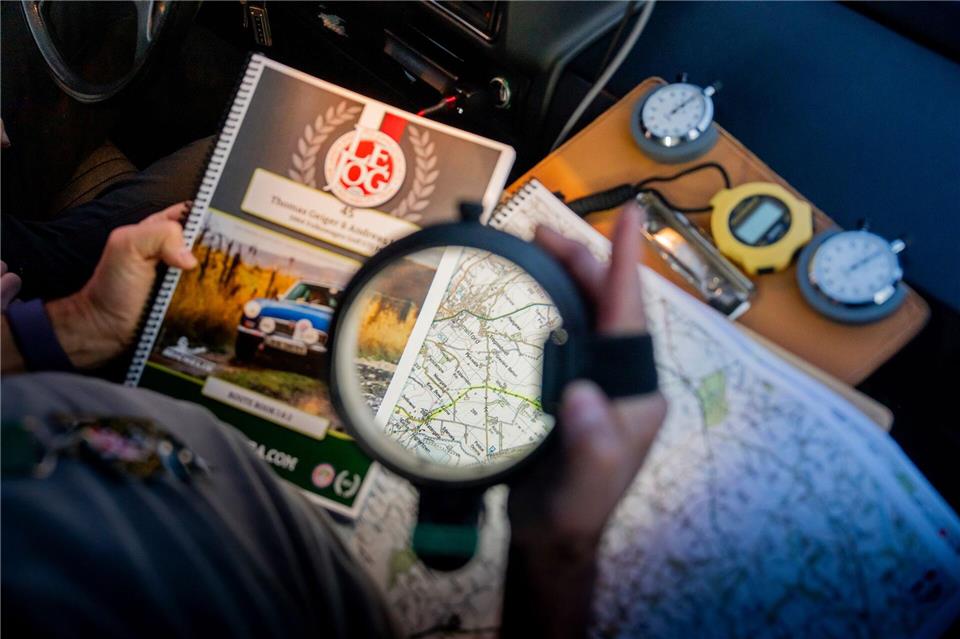 Handarbeit gefragt: Wo es langgeht, wird bei der Oldtimer-Rallye LeJog auf klassische Weise erarbeitet.Stewart Price/dpa-tmn