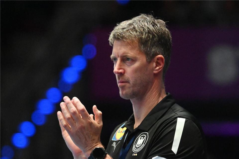 Handball-Bundestrainer Markus Gaugisch erhält Unterstützung von seinen Schülern. Marijan Murat/dpa