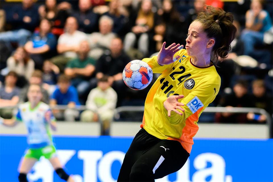 Handball-Nationaltorhüterin Sarah Wachter ist beste DHB-Akteurin im Spiel gegen die Niederlande. Marco Wolf/dpa
