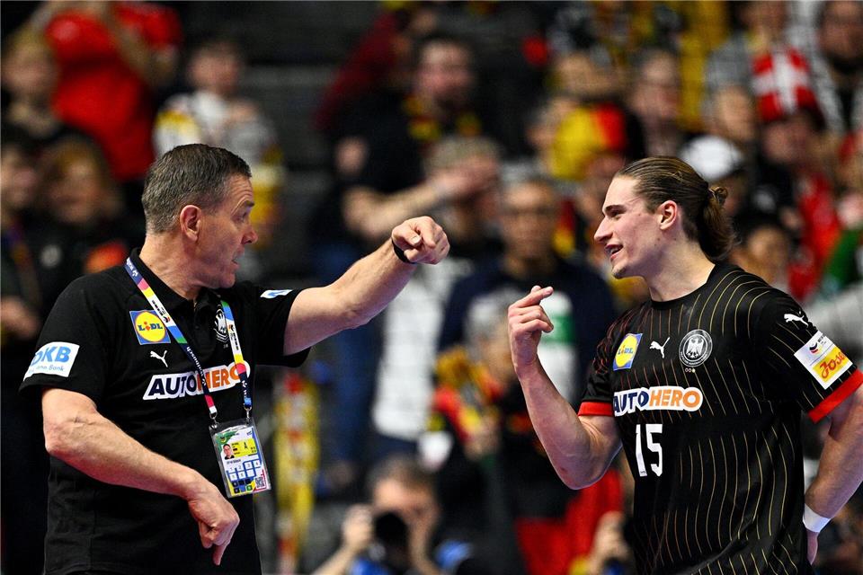 Handball-Nationaltrainer Alfred Gislason (l) und Juri Knorr werden ab dem 1. Juli von Opel unterstützt. (Archivbild)Tom Weller/dpa