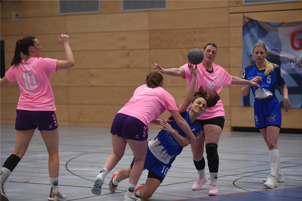 HandballBorkens Astrid Heidt (M.) setzt sich gegen zwei Gartenstädter Gegnerinnen durch.
