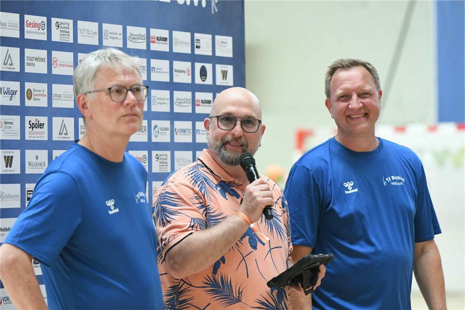 Handballfeste mit vielen Helfern mitorganisiert: TV Borkens Vorsitzender Wilfried Kersting (links) und Abteilungsleiter Holger Waschkowski mit Moderator Raimund Stroick.