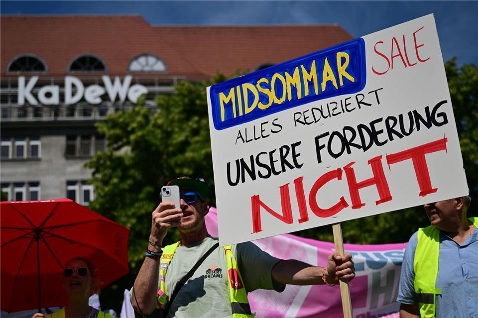 Handelsbeschäftigte streikten am Freitag in Berlin für höhere Löhne.Sebastian Christoph Gollnow/dpa