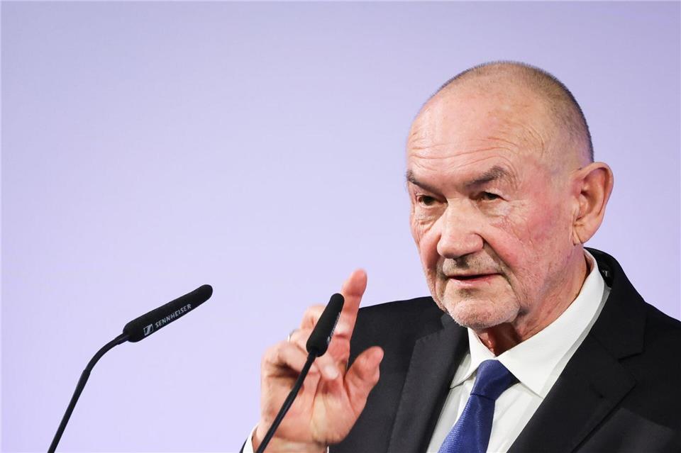 Handelskammer-Präses Aust bilanziert, die Zollverhandlungen mit den USA seien zum Nachteil Europas ausgefallen. Christian Charisius/dpa