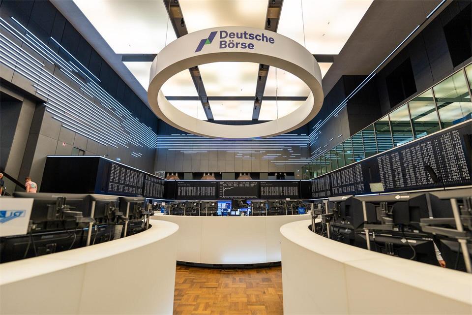 Handelsraum der Deutschen Börse in Frankfurt: Der Konzern bietet Kunden nun den Handel von Dax-Aktien rund um die Uhr. (Archivbild)Andreas Arnold/dpa